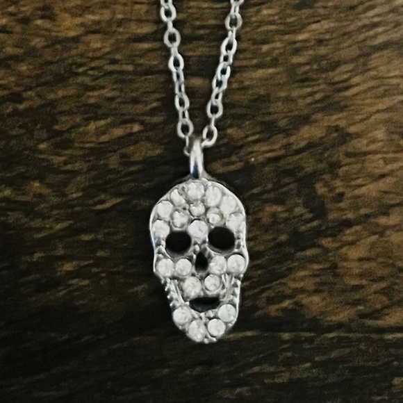 Sparkly skull necklace - Picture 4 of 4